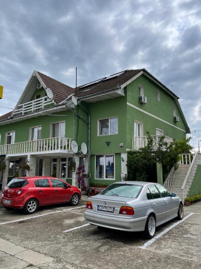Pensiunea Simina Caransebeş Buitenkant foto